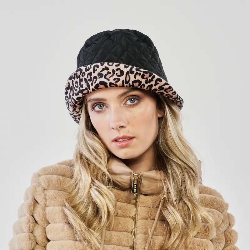 Cappello nero trapuntato con bordo in fantasia animalier