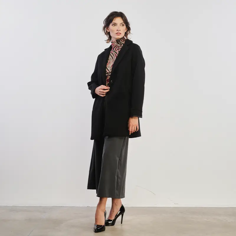 Cappottino nero con un bottone