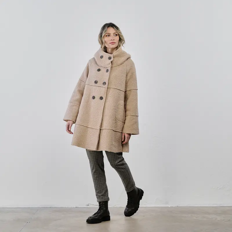 Cappotto beige scampanato con doppio petto e cappuccio