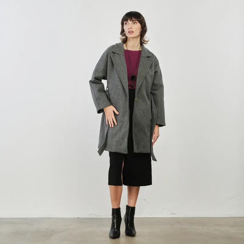 Cappotto grigio con bottone e cintura