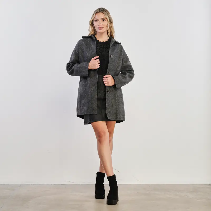 Cappotto grigio con bottoni