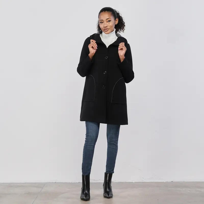 Cappotto nero da donna con cappuccio, tasche e bottoni