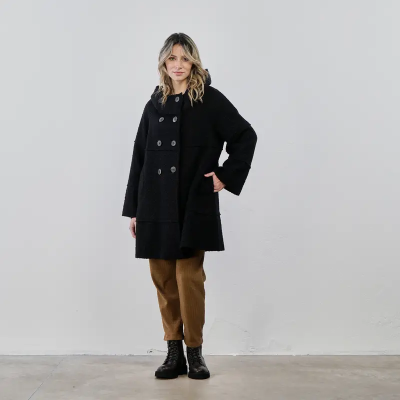 Cappotto nero scampanato con doppio petto e cappuccio