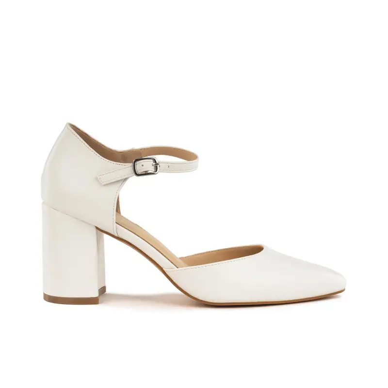 Decolletè bianche con cinturino e tacco medio largo