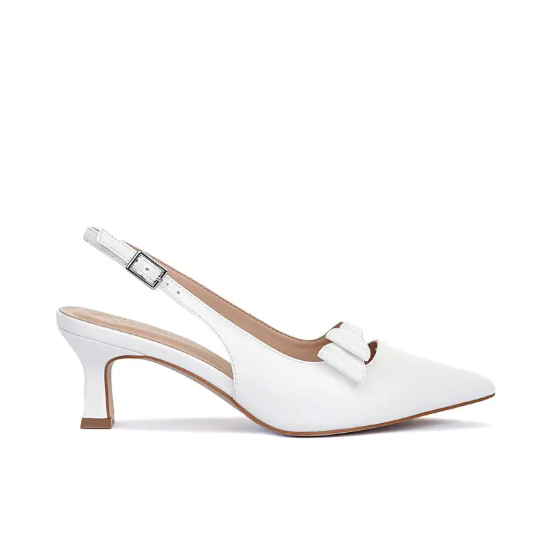 Decolletè bianche slingback a punta con tacco basso e fiocchetto