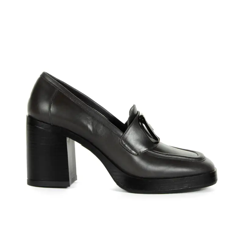 Decolletè grigie in pelle con tacco largo alto e maxi fibbia