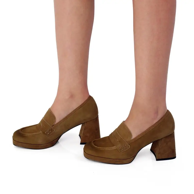 Decolletè modello mocassino marrone scamosciato con tacco alto e largo