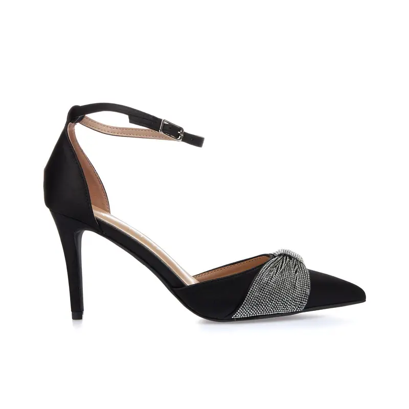 Decolletè nere a punta con tacco alto, cinturino e fiocco con strass