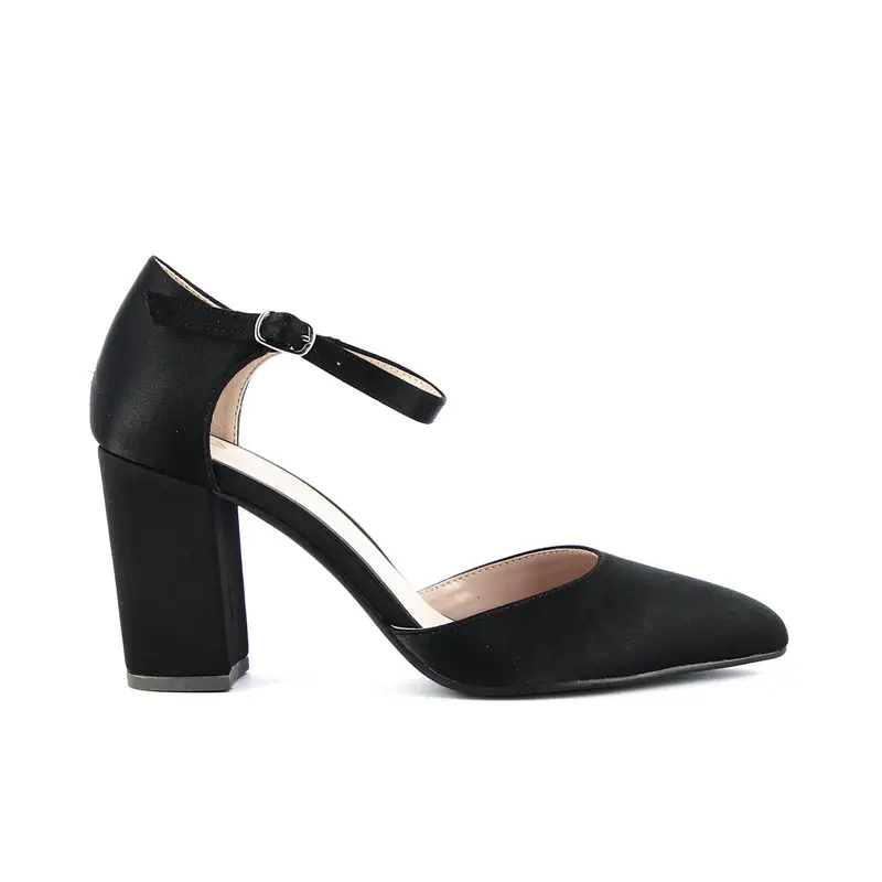 Decolletè nere a punta con tacco alto largo