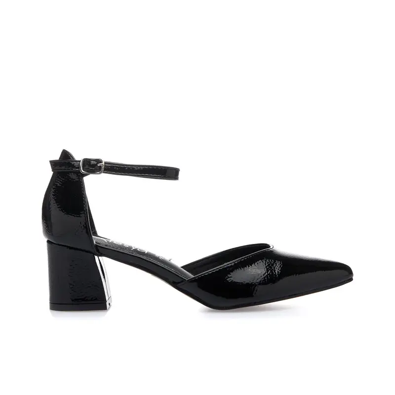 Decolletè nere a punta con tacco basso e cinturino