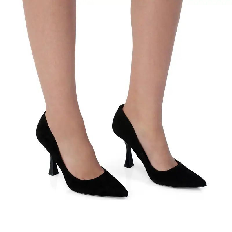 Decolletè nere a punta con tacco medio a rocchetto