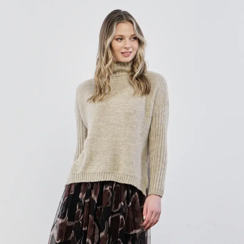 Dolcevita beige con collo morbido