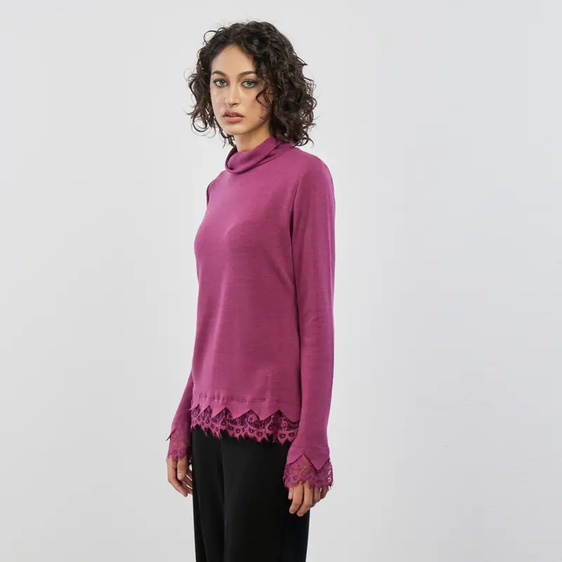 Dolcevita fucsia con inserti in pizzo