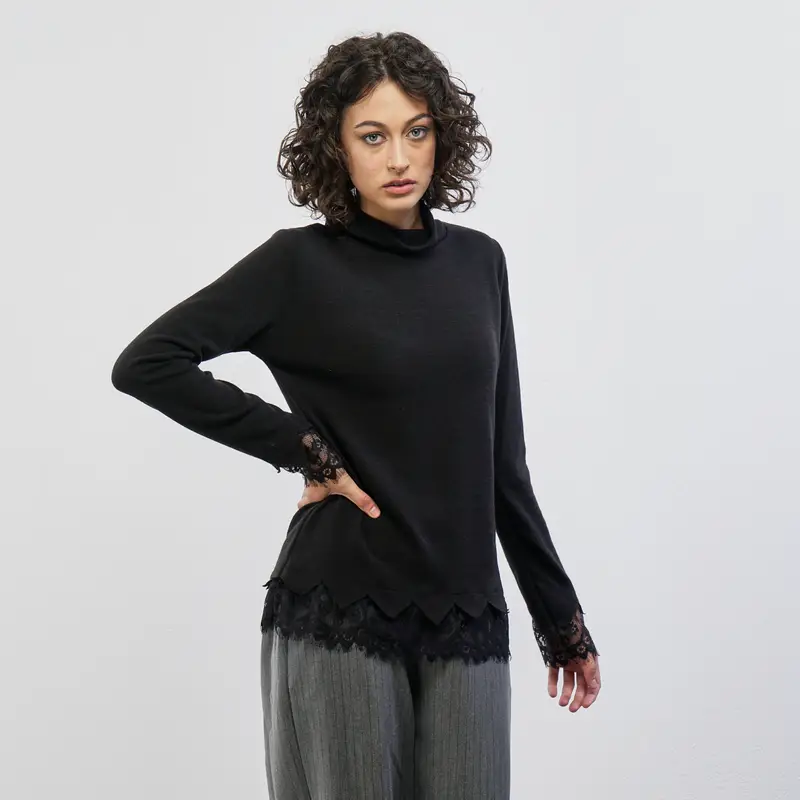 Dolcevita nera con inserti in pizzo