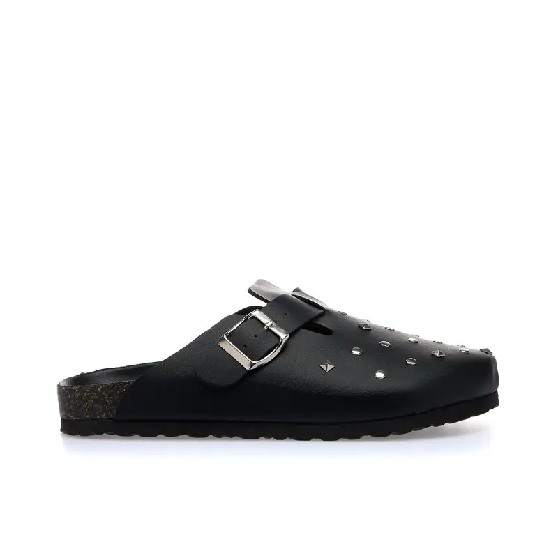 Sandali bassi chiusi neri con fibbia e borchie