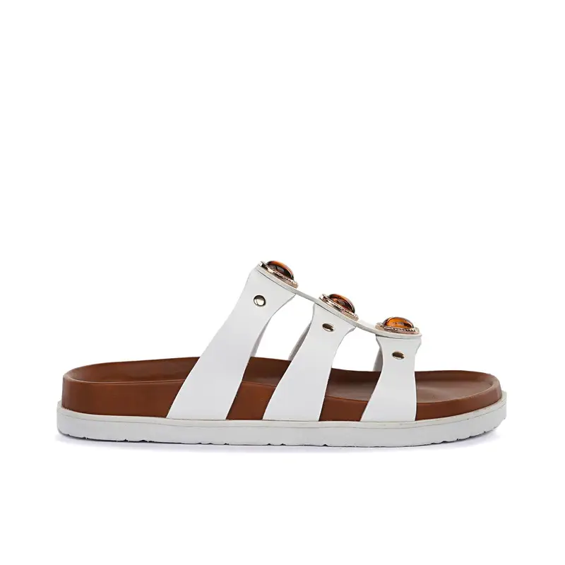 Sandali bianchi da donna con fibbie e pietre gioiello