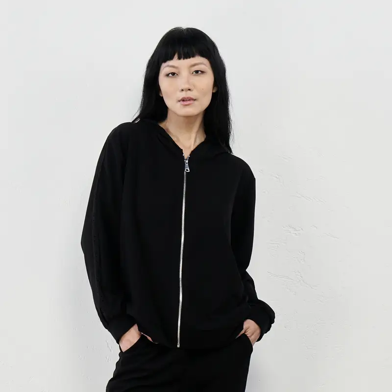 Felpa nera con zip e bande laterali in pizzo