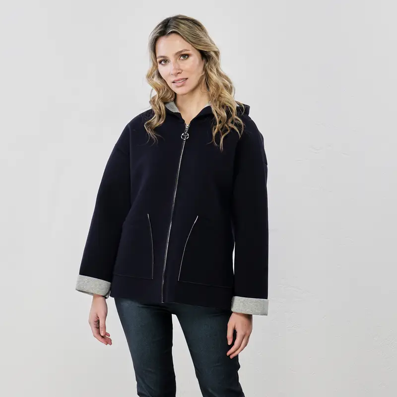 Giacca blu con zip e tasche in tessuto tecnico