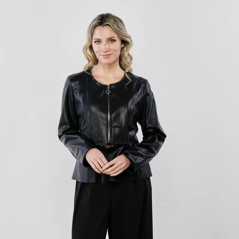 Giacca corta nera in ecopelle con zip