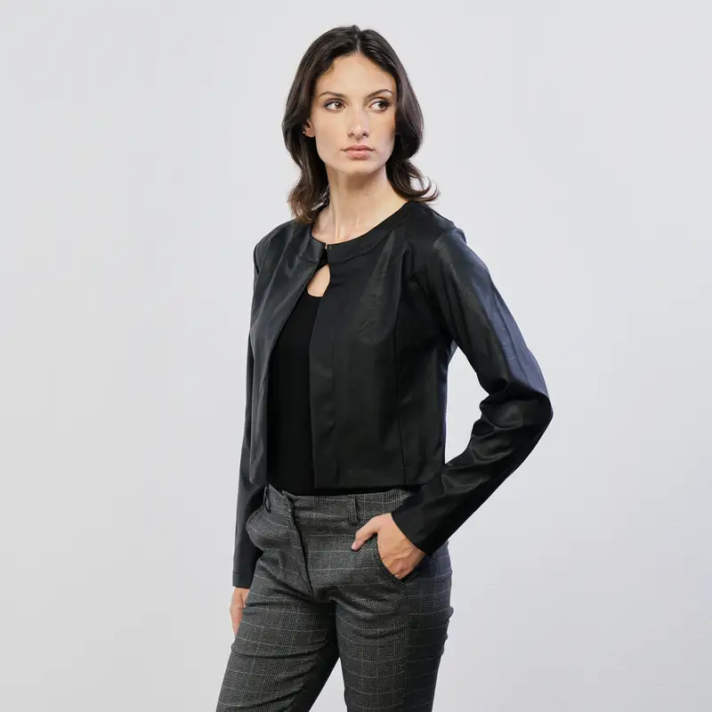 Giacca ecopelle nera con bottoncino