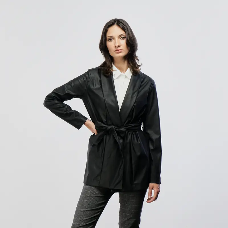 Giacca nera ecopelle con cintura