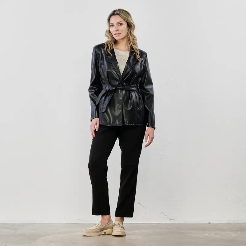 Giacca nera in ecopelle con fusciacca e bottoni
