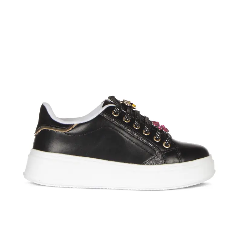 Sneakers nere da bambina con dettaglio charms sui lacci