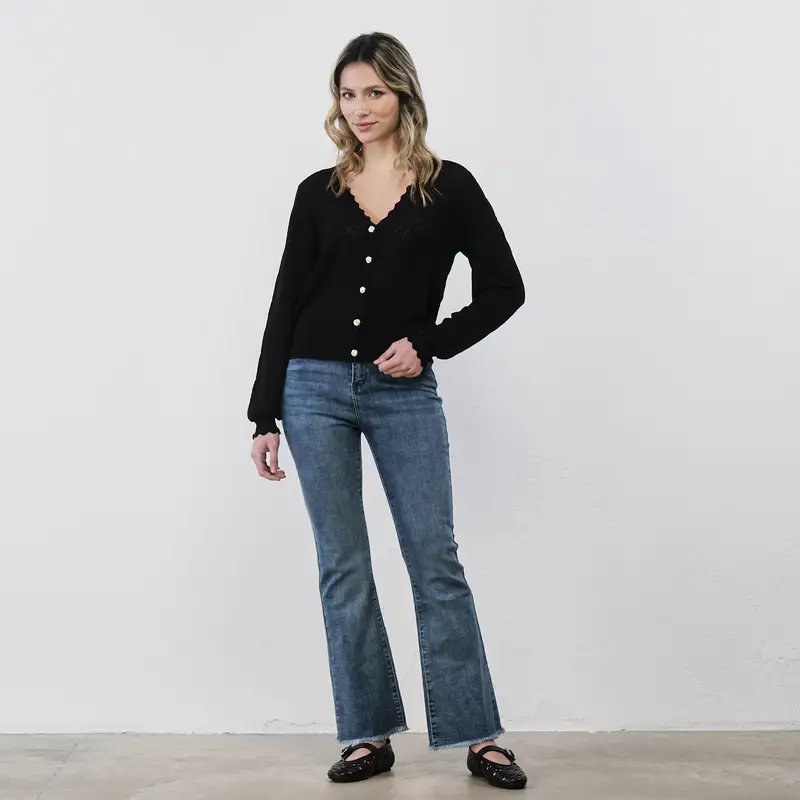 Jeans azzurri da donna con orlo sfrangiato