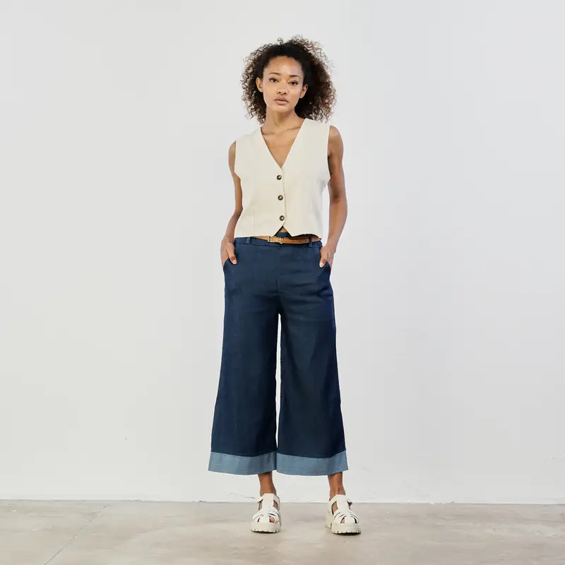 Jeans blu con gamba ampia e cintura