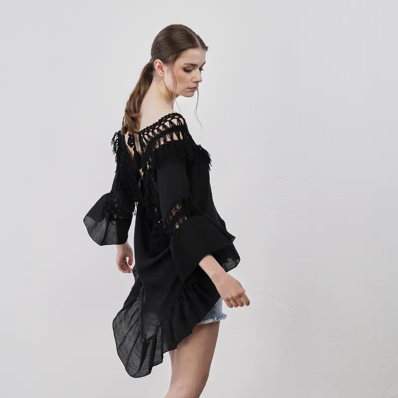 Kaftano nero da mare con maniche volant