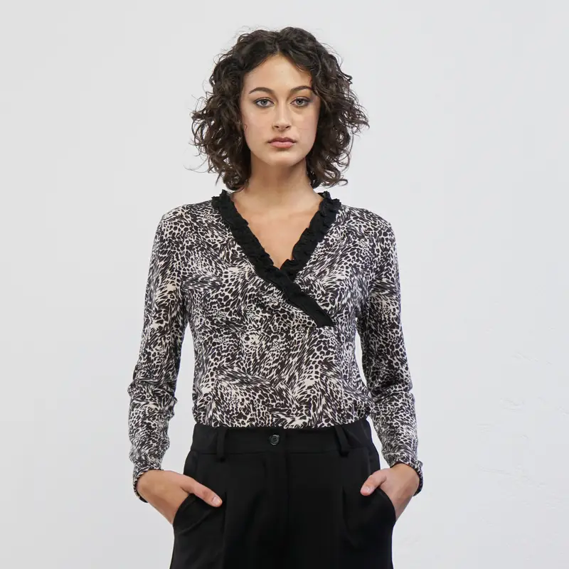 Maglia bianca e nera in fantasia animalier con volant su scollo
