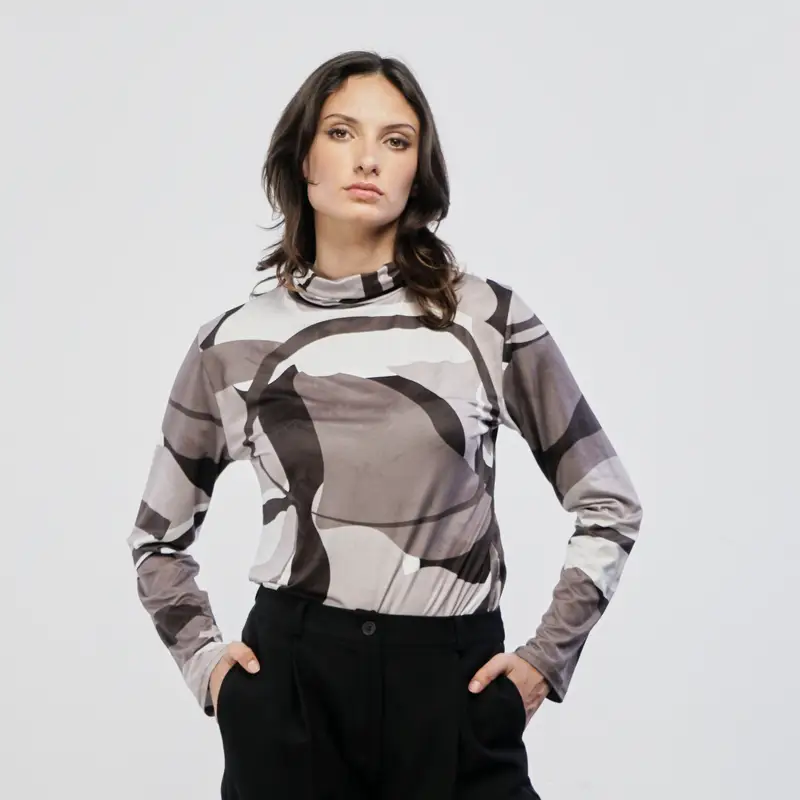 Maglia grigia con stampa e collo lupetto