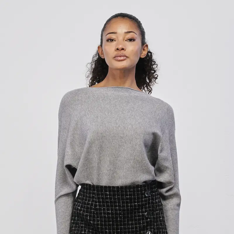 Maglia grigia da donna a costine con scollo orizzontale