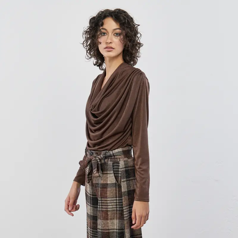 Maglia marrone con scollo drappeggiato