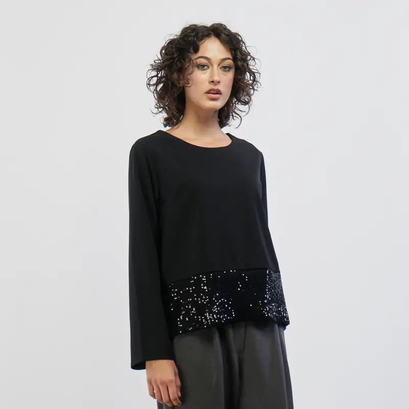Maglia nera ampia con inserto in paiettes