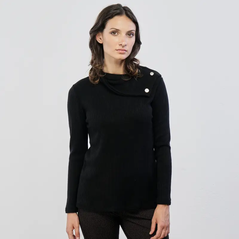 Maglia nera con collo laterale con bottoni