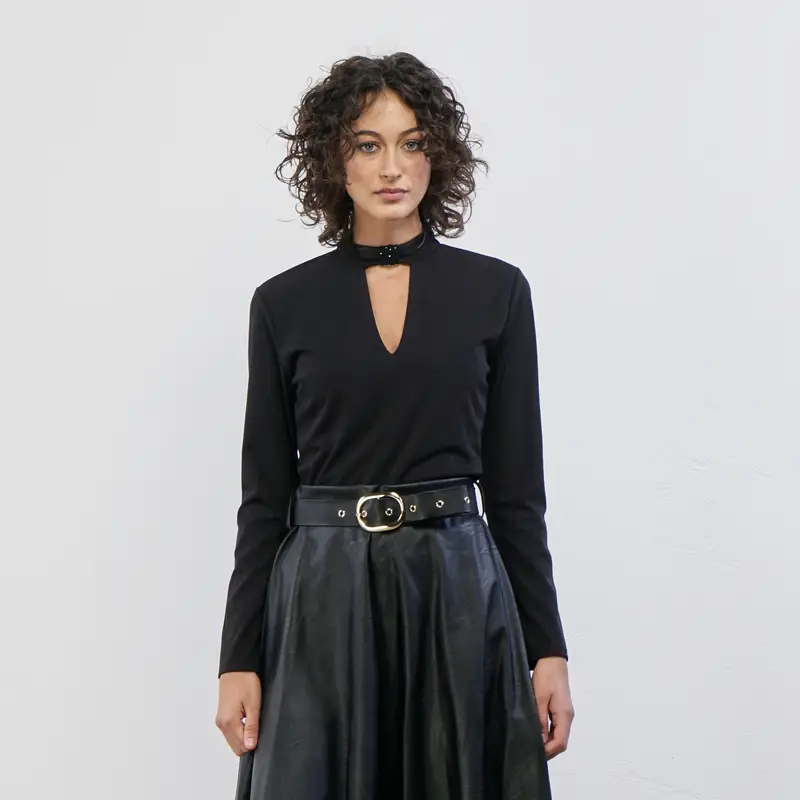 Maglia nera con dettaglio nodo