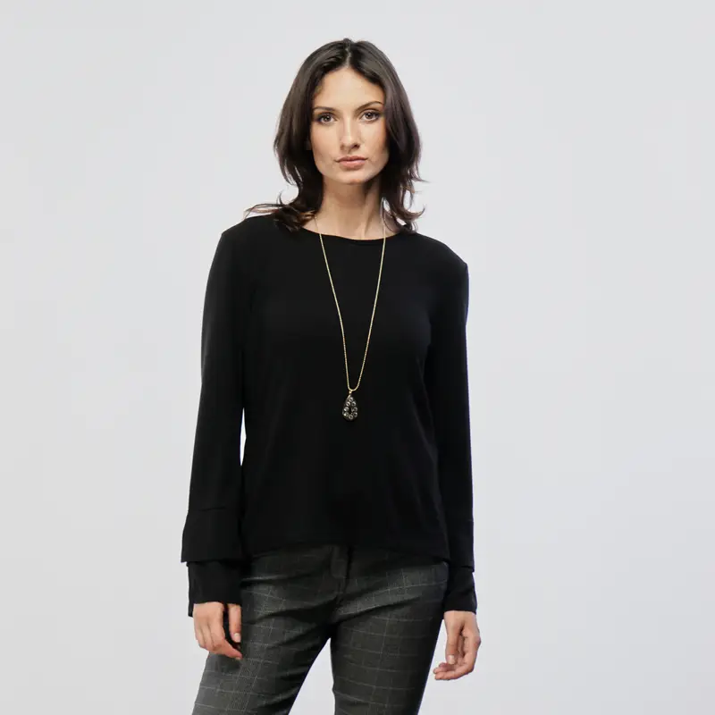 Maglia nera con maniche a spacco e collana