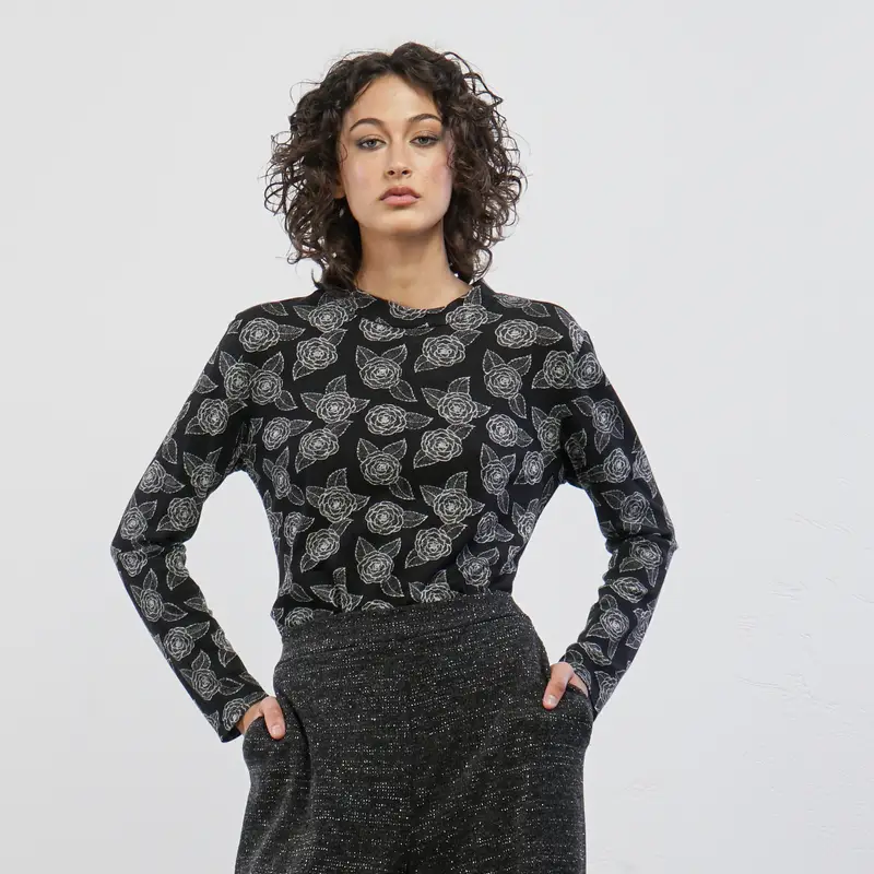 Maglia nera con ricami floreali