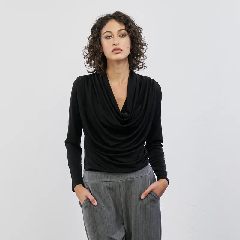 Maglia nera con scollo drappeggiato