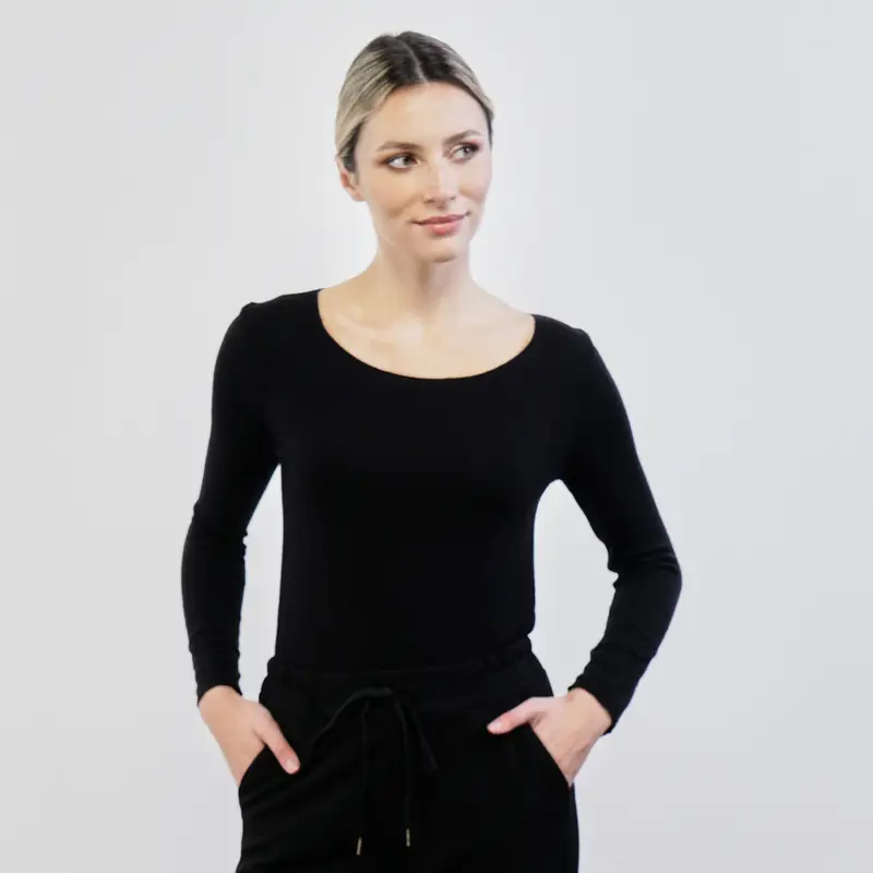 Maglia nera con scollo tondo