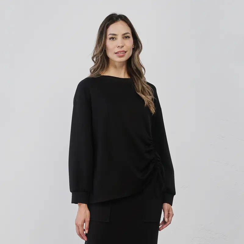 Maglia nera da donna con arricciatura laterale