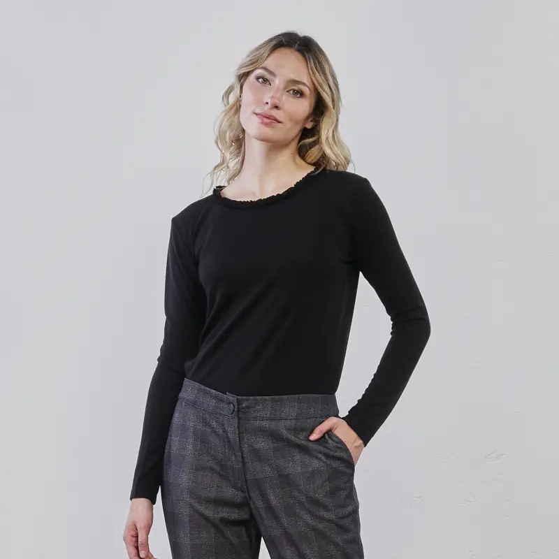 Maglia nera da donna con dettaglio scollo arricciato