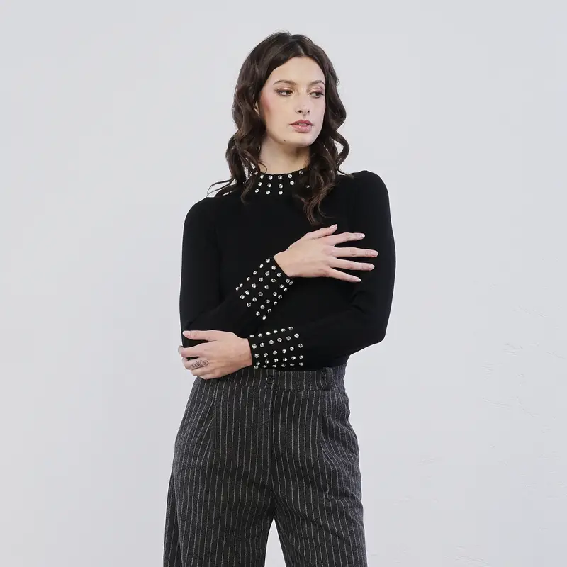 Maglia nera da donna con dettaglio strass su collo e polsini
