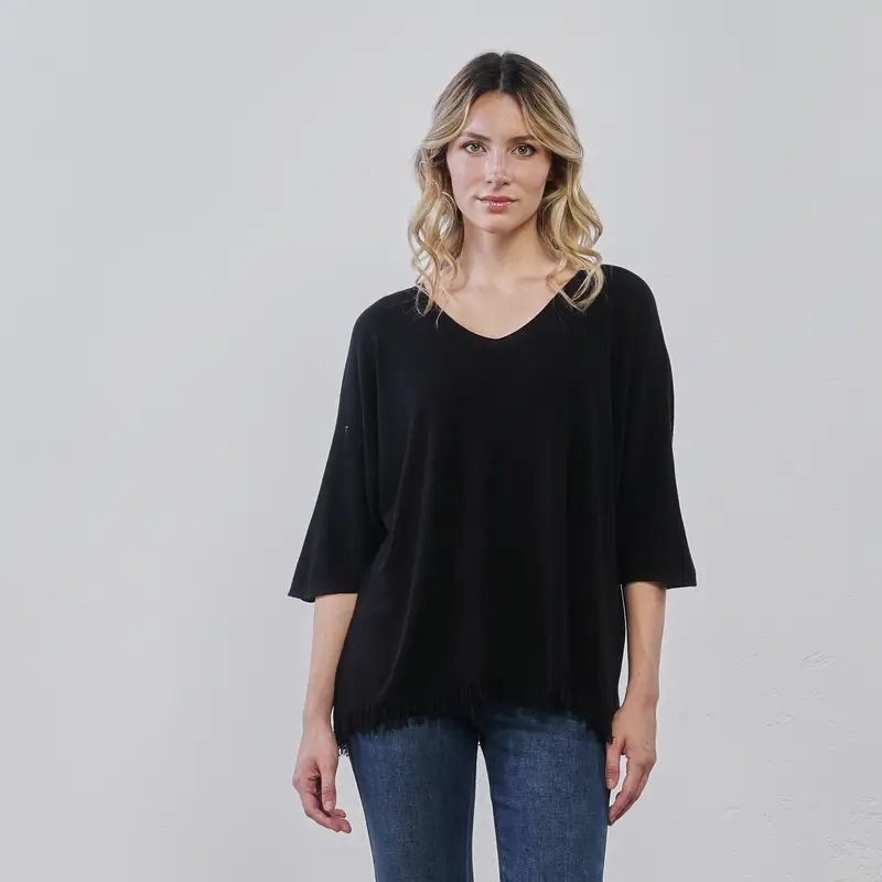 Maglia nera da donna con orlo sfrangiato