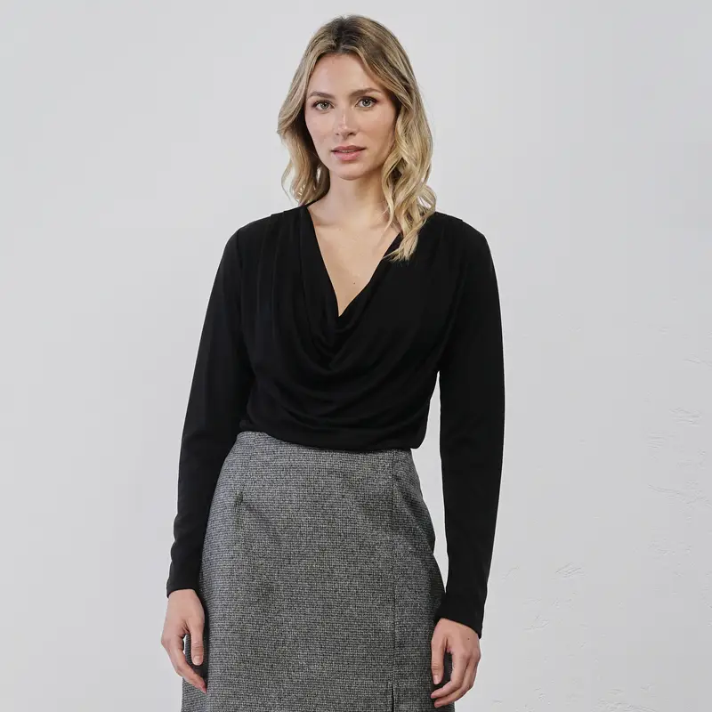 Maglia nera da donna con scollo drappeggiato