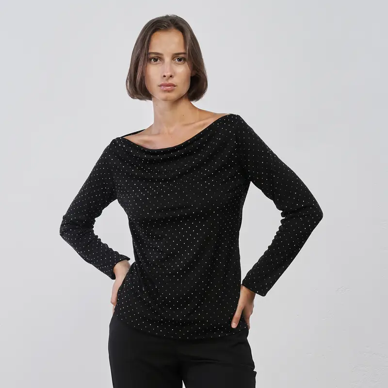 Maglia nera da donna con scollo morbido e strass
