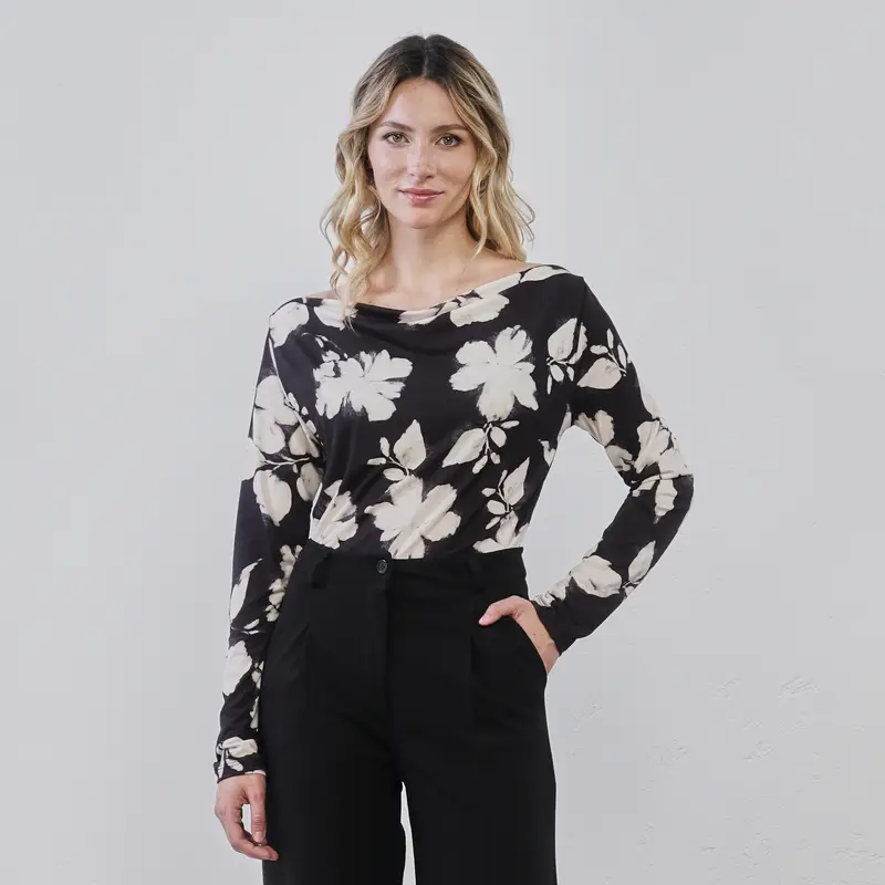 Maglia nera da donna in fantasia floreale
