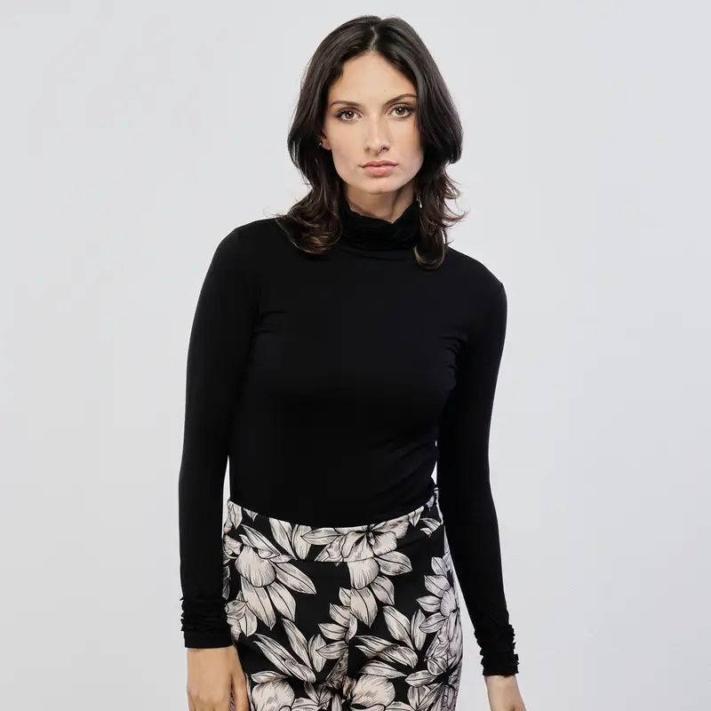 Maglia nera dolcevita con ruches