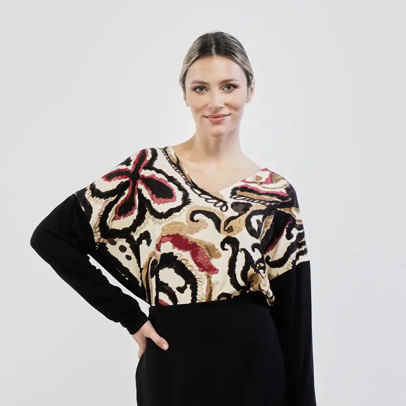 Maglia nera e beige con scollo a V in fantasia floreale